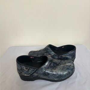 Sanita Professional Clogs Womens Size 38 Shiny Black/ Blue Leather Nurse clogs